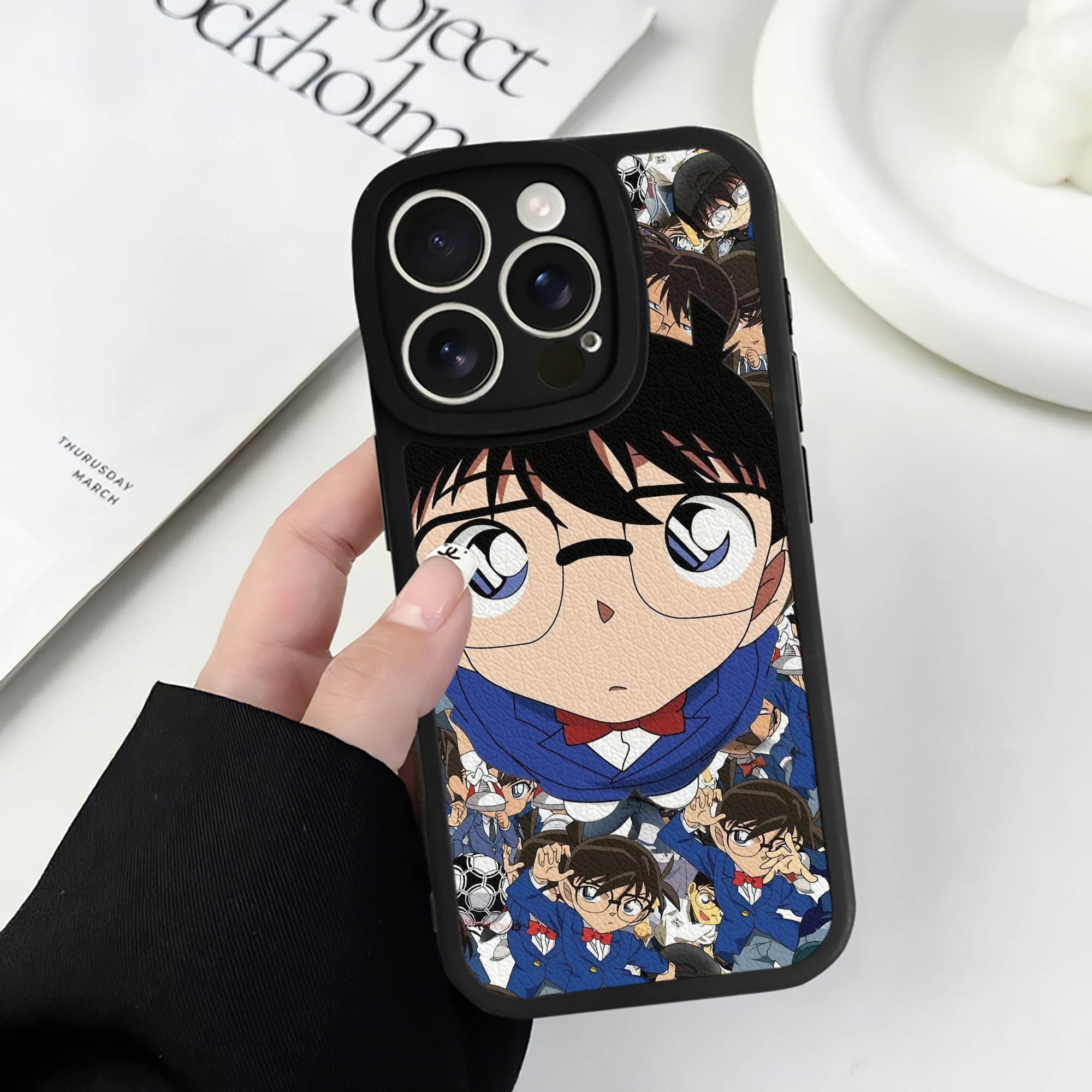 （画像用） 名探偵コナン Detective Conan 【iPhone 16シリーズ対応】シリコンスマホケース（レザー調） 材質：シリコン